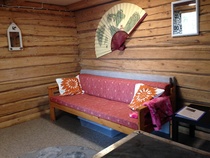 1. mökissä voi yöpyä 2 henkilöä