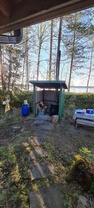 1. mökin edustalla oleva tiskauspaikka ja pata veden lämmitykseen