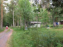 Kesäkeittiö ja grillauspaikka taustalla