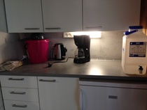 1. mökissä on kahden levyn liesitaso (ei kuvassa), sekä mikro, tiskausmahdollisuus ulkona