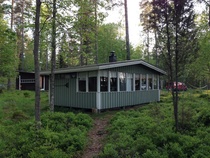 Kesäkeittiö, jossa iso jääkaappi, pyykinpesukone ym. ruoanlaittomahdollisuudet. Kesäkeittiöön tulee vesi kaivosta. 