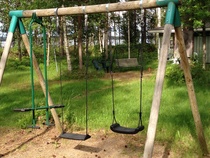 keinujen läheisyydessä myös turvaverkoilla Trampoliini, jonka käytöstä yhdistys ei vastaa. 