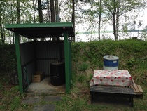 Mökki nro 1:n pihapiirissä puulämmitteinen vesipata, tiskaukseen yms. 