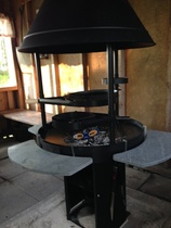 Erillinen tila grillaukseen grillikodalla.